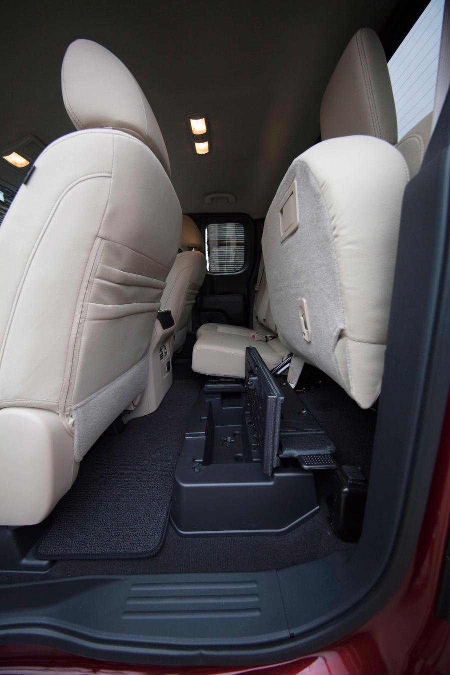 Интерьер Nissan Titan SV King Cab 2017 года  (фото 7 из 18)